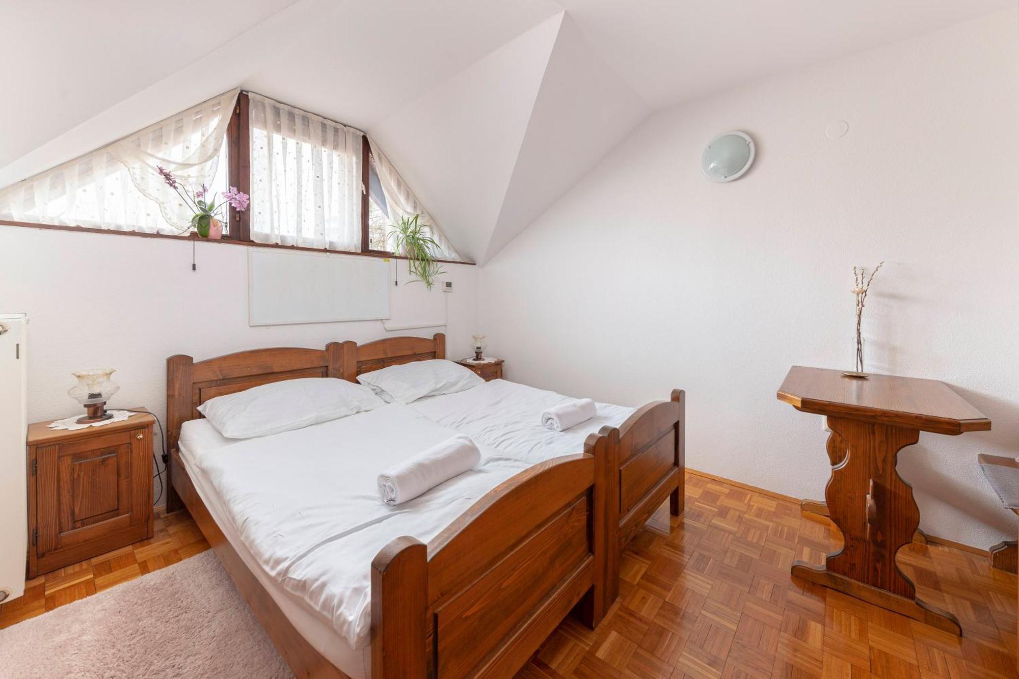 Bed And Breakfast Mili Vrh 캄니크 외부 사진